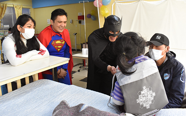 PROCURADOR GENERAL ENTREGA JUGUETES A PACIENTES DEL "HOSPITAL DEL NIÑO" EN EL DÍA DEL NIÑO Y LA NIÑA EN BOLIVIA